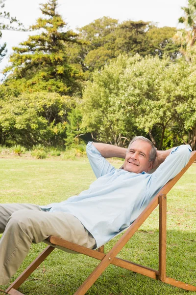 Lächelnder Mann im Park — Stockfoto