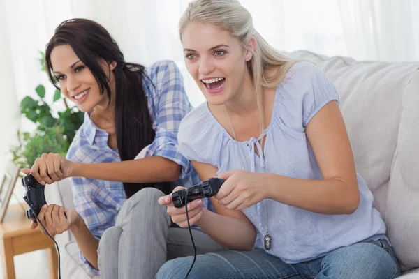 Amici che giocano ai videogiochi e si divertono — Foto Stock