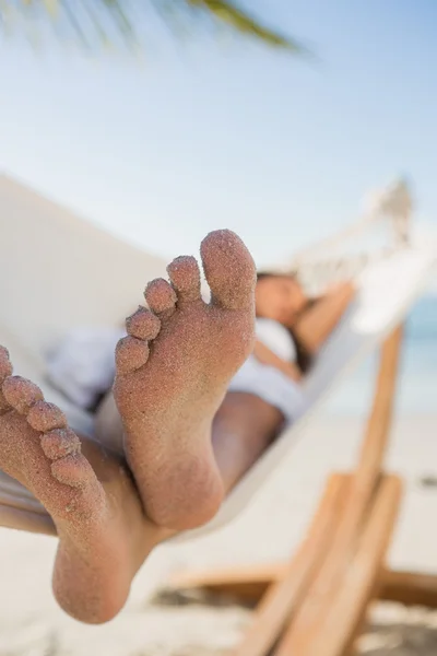 Primo piano di piedi sabbiosi di donna che dorme in un'amaca — Foto Stock