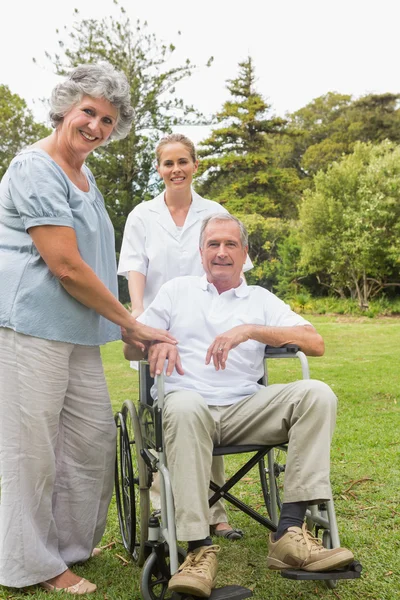 Mann im Rollstuhl und seine Frau und Krankenschwester — Stockfoto