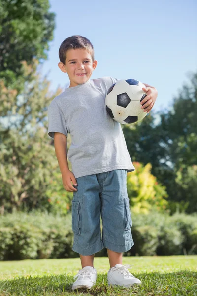 Jovem menino segurando futebol — Fotografia de Stock