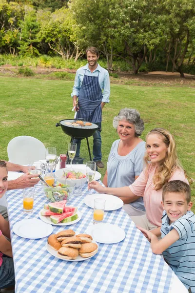 Feliz família estendida fazendo um churrasco — Fotografia de Stock