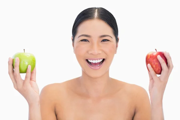 Elma her iki elinde tutan mutlu siyah saçlı modeli — Stok fotoğraf