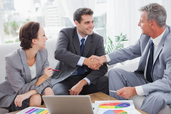 Cheerful business people agreeing on contract — Stock Photo, Image