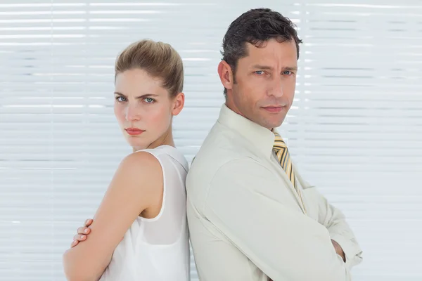 Equipo de negocios enojado posando espalda con espalda — Foto de Stock