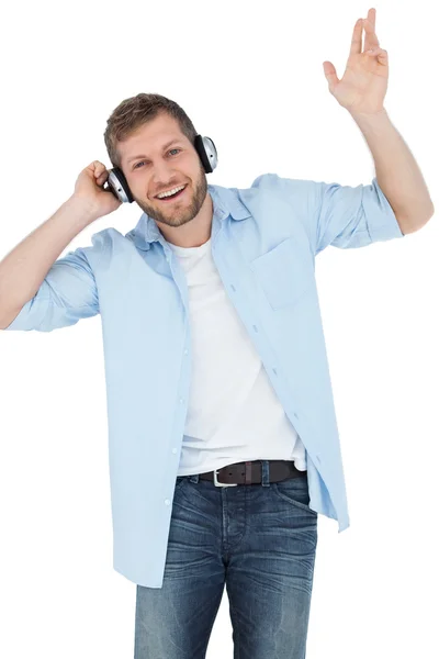 Modelo da moda legal ouvir música e sorrindo — Fotografia de Stock