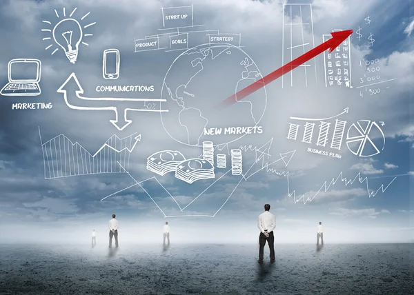 Empresarios de pie mirando el diagrama de flujo de negocios — Foto de Stock