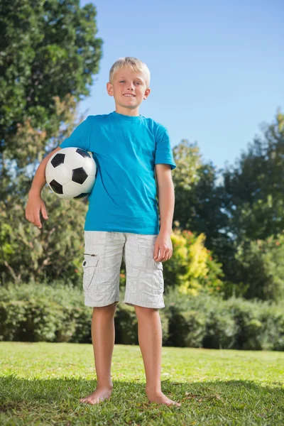 Jovem loira menino segurando futebol — Fotografia de Stock