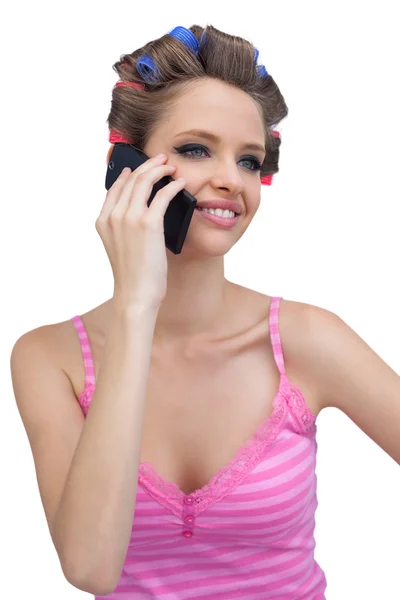 Usmívající se model s telefonem na sobě natáčky — Stock fotografie