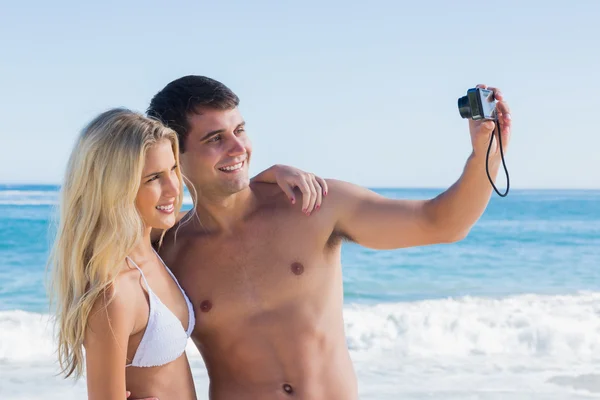 Mann macht Selbstporträt von sich und Freundin — Stockfoto