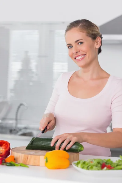 Vrouw die groenten snijdt — Stockfoto