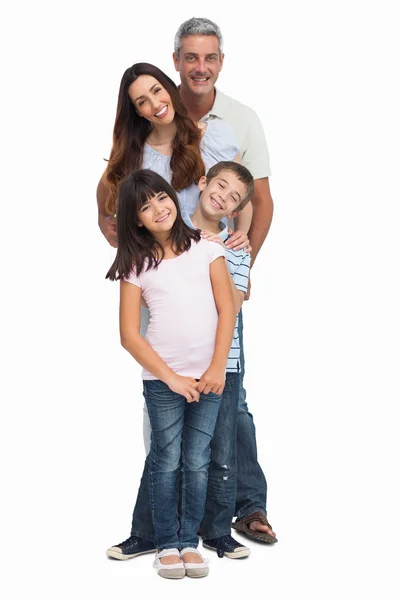 Portret rodziny uśmiechający się w jednym pliku — Zdjęcie stockowe