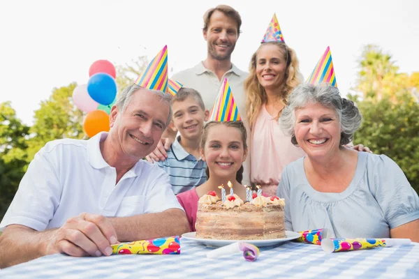 Jubelnde Familie lächelt bei Geburtstagsfeier in die Kamera — Stockfoto