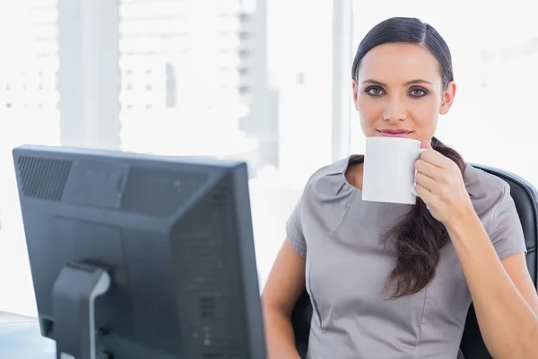 お茶を飲んでリラックスして魅力的な女性実業家 — ストック写真