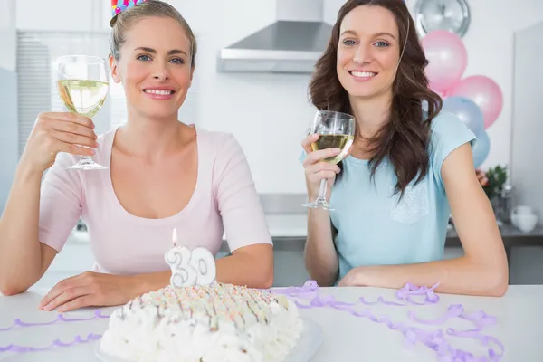 Mulheres alegres fazendo um brinde de aniversário — Fotografia de Stock