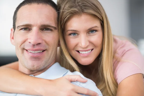 Woman hugging her partner from behind — Stock Photo, Image