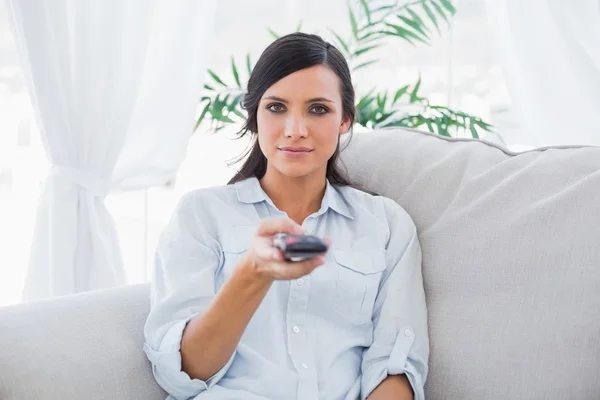 Calma attraente bruna tenendo a distanza — Foto Stock