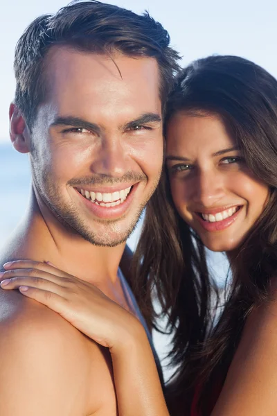 Fröhliches Liebespaar posiert zusammen — Stockfoto