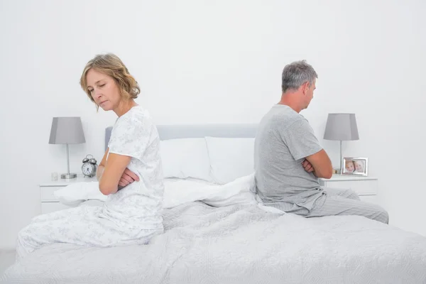 Paar sitzt nach Streit auf verschiedenen Seiten des Bettes und redet nicht — Stockfoto