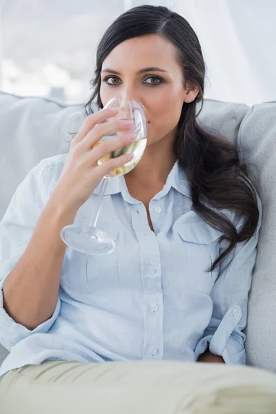 Attraktive Brünette trinkt Weißwein — Stockfoto