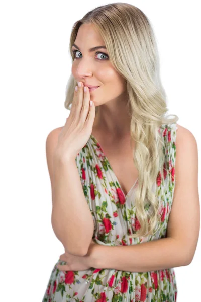 Förförisk blond modell bär blommiga klänning att ha hemliga — Stockfoto