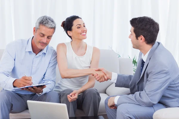 Salesman closing a deal with a couple — Stock Photo, Image