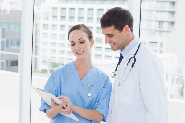 Cirurgião sorridente e médico trabalhando juntos — Fotografia de Stock