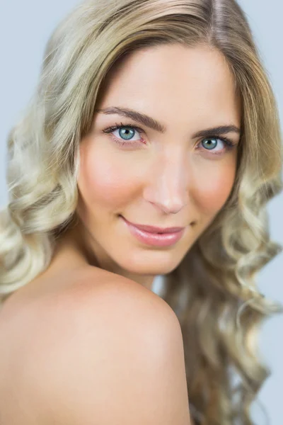 Lugna naturliga blond modell poserar — Stockfoto