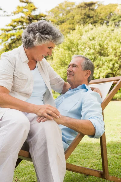 Glad äldre par sitter på solstol — Stockfoto