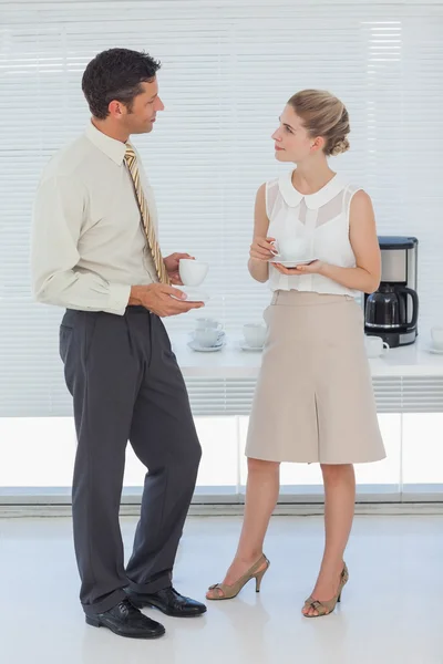 Colegas elegantes tomando café juntos — Fotografia de Stock