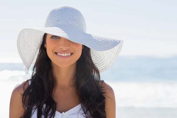 白色太阳帽在相机微笑的漂亮女人 — 图库照片