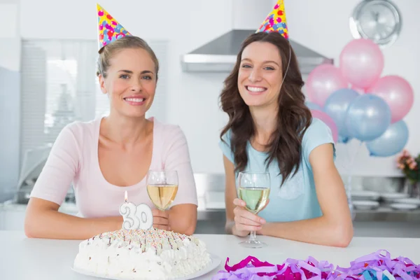 Mulheres alegres bebendo vinho branco e comemorando o aniversário — Fotografia de Stock