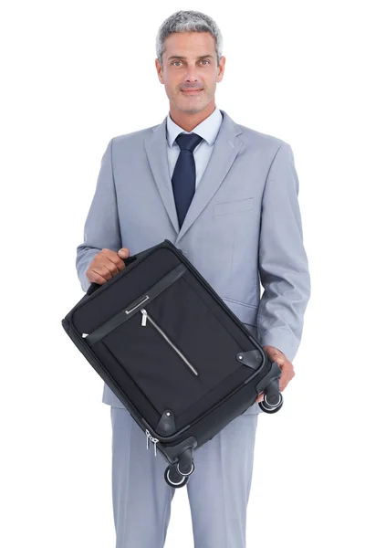 ハンサムなビジネスマンのスーツケースを運ぶとカメラ目線 — ストック写真
