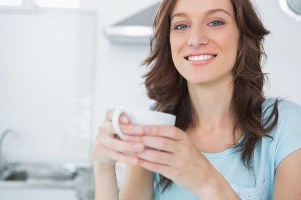 Bruna radiante che beve caffè — Foto Stock