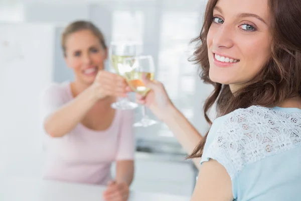 Mujeres alegres sosteniendo copas de vino blanco —  Fotos de Stock