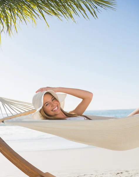 Lächelnde Blondine entspannt sich auf Hängematte — Stockfoto