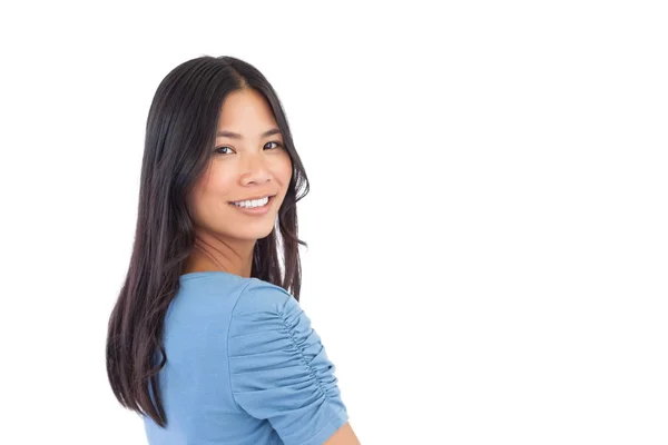 Lachende Aziatische vrouw die over haar schouder kijken — Stockfoto