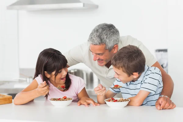 Pai conversando com seus filhos durante o café da manhã — Fotografia de Stock