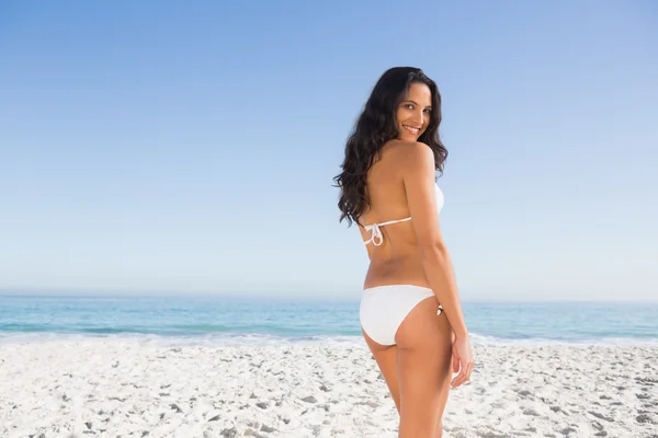 Sexy dark haired vrouw poseren in witte bikini — Stockfoto