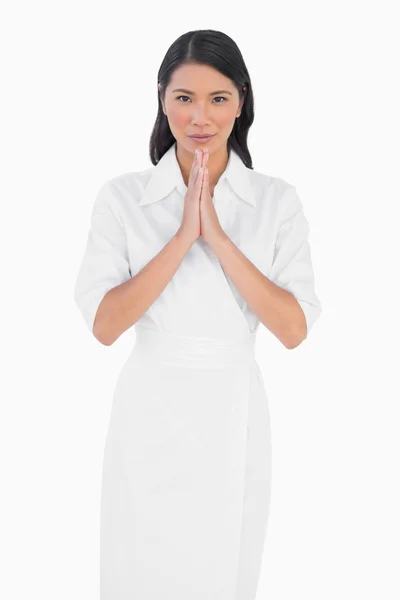 Elegant mörka haired modell med vit klänning att gå med händerna — Stockfoto