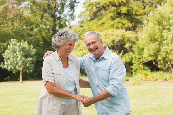 Ler äldre par i park — Stockfoto
