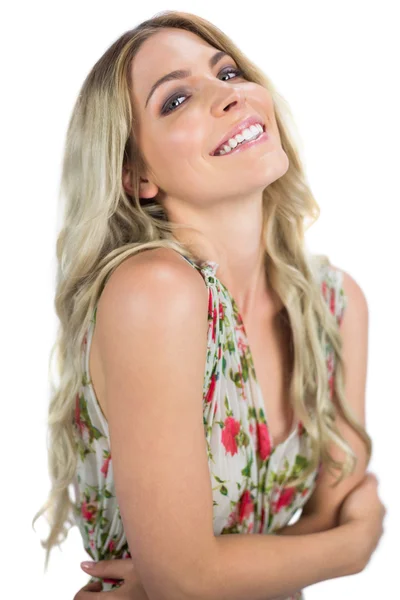 Веселая соблазнительная блондинка в цветущем платье, позирующая — стоковое фото