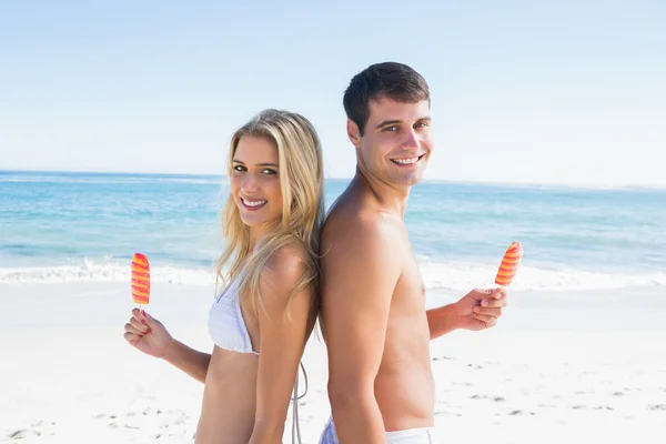 Happy young couple holding ice creams — Stock Photo, Image