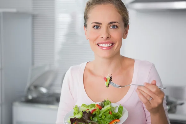 Attraktiva blondin med sallad — Stockfoto