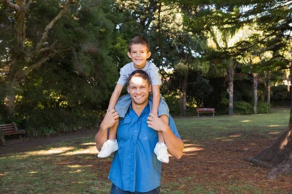 彼の息子を運ぶ父 — ストック写真