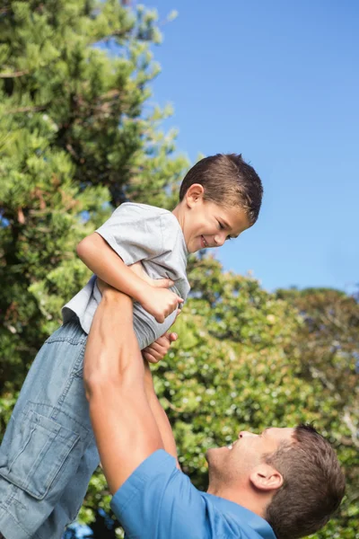 Pai levantando seu filho — Fotografia de Stock