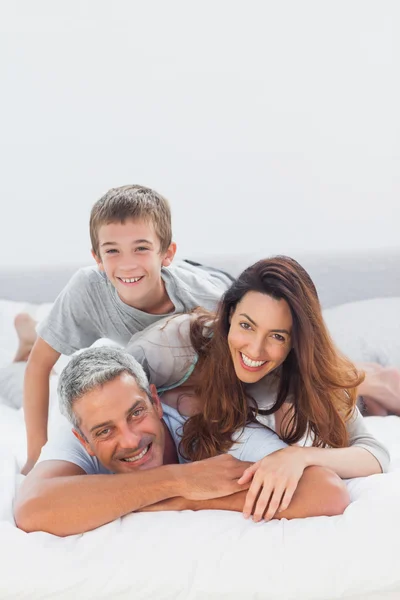 Parents avec leur fils couché sur le lit — Photo