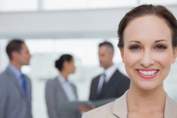 Femme d'affaires joyeuse souriant à la caméra — Photo