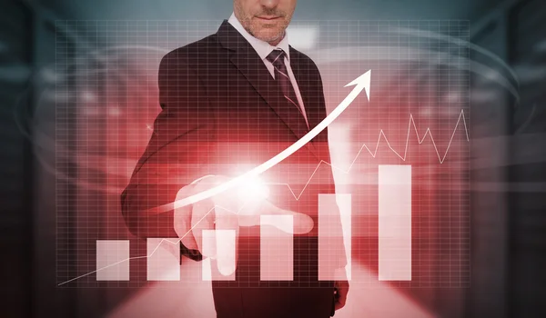 Uomo d'affari premendo freccia rossa di crescita e interfaccia grafico a barre — Foto Stock