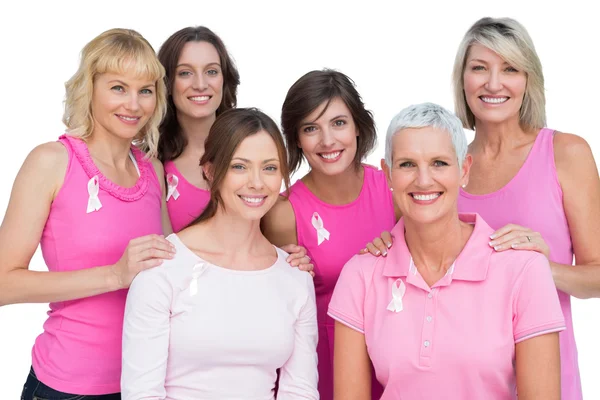 Usmívající se ženy vystupují a nosí růžovou rakoviny prsu — Stock fotografie